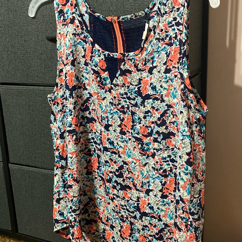 This nice elegant blouse is so cute . Hardly ever worn size small .